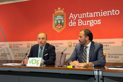 El portavoz de Vox, Fernando Martínez-Acitores, y el edil Ignacio Peña.