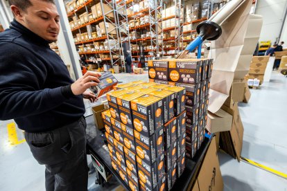 Cinco operarios se dedican en exclusiva a embalar pedidos de balizas V16 Hero Driver, diseño realizado en Burgos y que comercializa una empresa burgalesa.