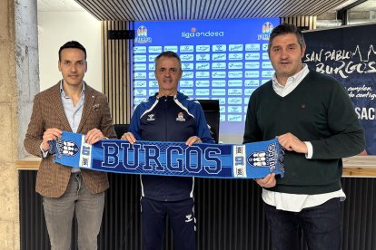 Imagen de la presentación del nuevo entrenador del Recoletas Salud San Pablo Burgos.