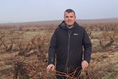 Enrique posa en uno de sus viñedos