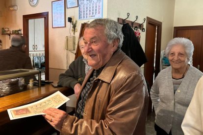 Faustino celebra el premio en el bar El Herrero de Milagros