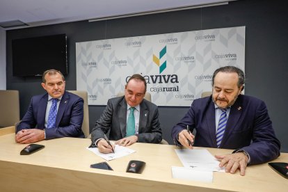 Firma del convenio entre Cajaviva Caja Rural y el Colegio Oficial de Farmacéuticos de Burgos.