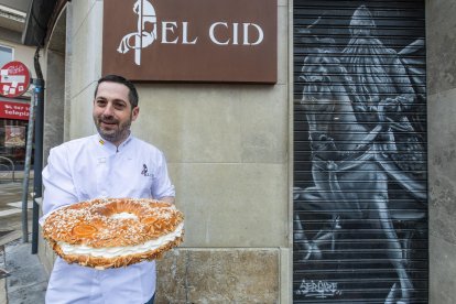 Félix Ángel Dieste, de El Cid Delicatessen, con un roscón de Reyes recién hecho.