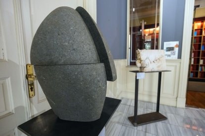 La exposición de Alberto Bañuelos en el exterior e interior del Palacio de la Isla puede contemplarse hasta el 17 de enero.