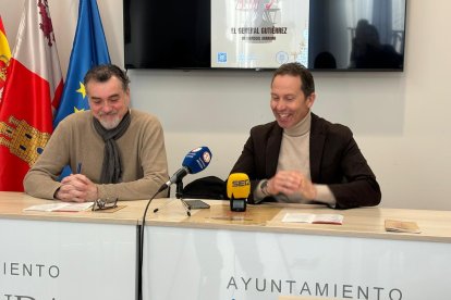 El concejal José Antonio Fuertes y el responsable del departamento de Lengua y Literatura del IES El Empecinado, Rubén Cob