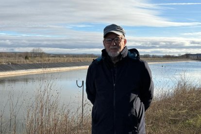 Rufino García posa junto a una de las cuatro balsas de agua
