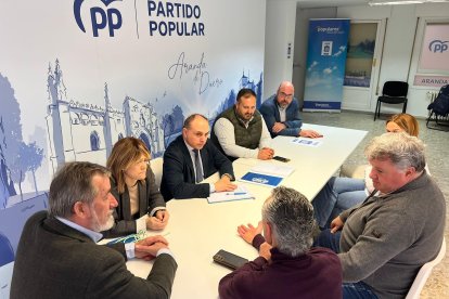 El PP de Burgos se citó en Aranda con representantes del sector vitivinícola del sur de la provincia para reforzar la colaboración y apoyo al sector en la Ribera del Duero.