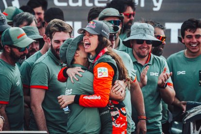 Cristina Gutiérrez celebra en meta junto al equipo Dacia tras cerrar el Dakar más completo de su carrera.