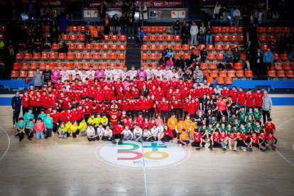 Foto de familia del primer equipo y el staff con todas las categorías inferiores de la academia. T