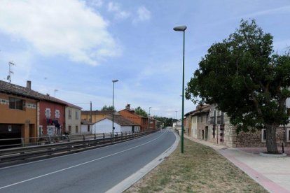 El atropello tuvo lugar en la calle Mayor de Castañares, por donde discurre la N-120.