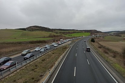 Imagen de retenciones en la AP-1 a causa de un accidente.