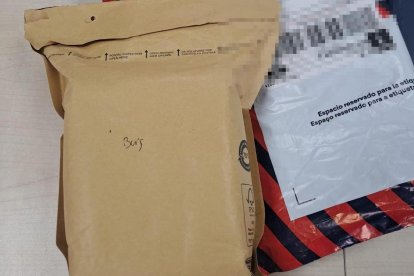 Paquete sospechoso interceptado por la Policía Nacional con droga en su interior.
