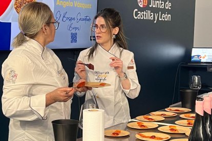Un momento de la presentación de la tapa burgalesa de Ängela Vázquez, de El Bosque Encantado.
