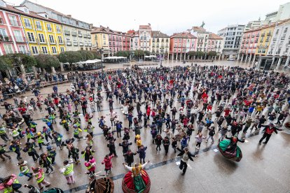 700 niños de 17 colegios de Burgos bailaron al mismo ritmo la jota burgalesa en la Plaza Mayor.