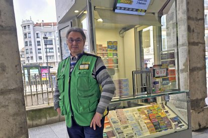 Luis Ángel González Torres, vendedor del puesto de los Soportales de Antón.