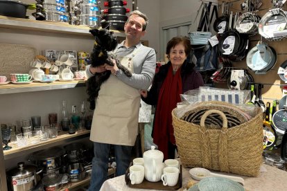 Gonzalo con su madre Rosalía y la perrita Rita