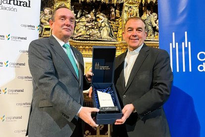 Ramón Sobremonte recogió el reconocimiento de manos de Félix José Castro en la Catedral.