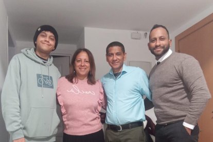 Ramón y Dilis posan con sus hijos en su casa alquilada de Huerta de Rey
