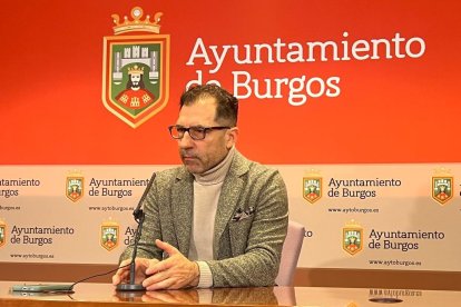 El concejal del PSOE Julio César Arnaiz, durante su rueda de prensa.