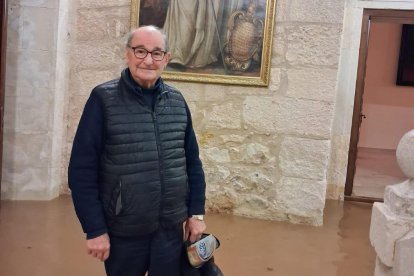 El padre Serafín muestra los estragos del agua