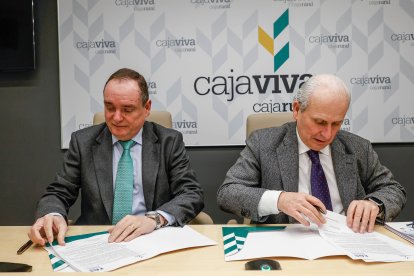 El director general de Cajaviva Caja Rural, Ramón Sobremonte, y el presidente de FAE, Ignacio San Millán, durante la firma del convenio.