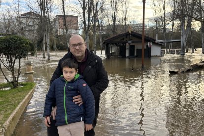 Miguel posa con su hijo junto al quiosco El Barriles