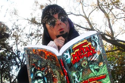 Charly Glamour, líder de Gigatrón, con un ejemplar de su último libro.