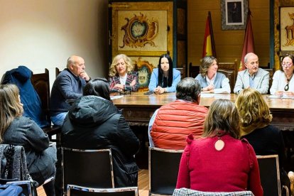 Arroyo destaca en Burgos-Este las medidas de vivienda y empleo del Partido Popular para el 15M.
