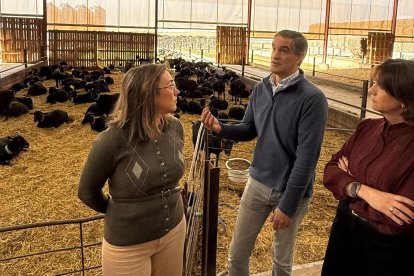 González Corra, durante su visita a una explotación ganadera.