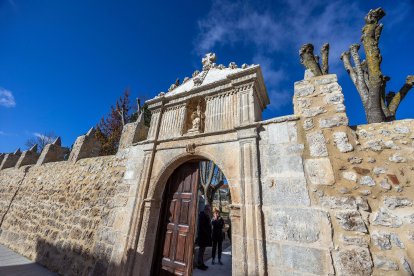 La rehabilitación de la ermita de San Amaro finaliza recuperando su esencia y eliminando barreras arquitectónicas de acceso.