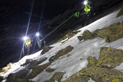 Un momento del rescata de los dos jóvenes atrapados por nieve y hielo.