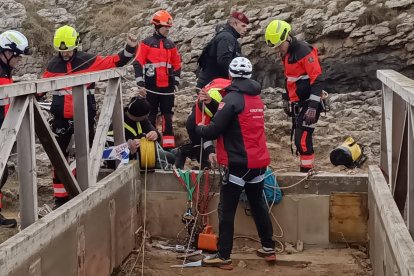 Los equipos de rescate intervienen en la pasarela.