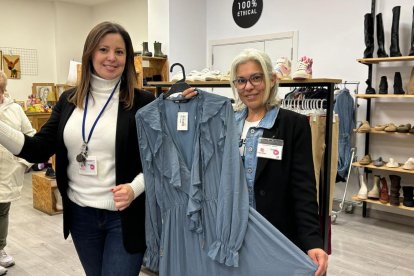 América (a la derecha) junto a su compatriota Rosa en la tienda Moda Re de Cáritas
