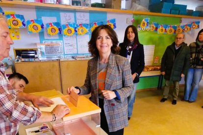 La cabeza de lista del PP por Burgos, Marta Arroyo, acudió a votar a Salas de los Infantes.