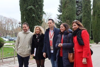 Daniel de la Rosa, en su cita con las urnas, junto a Josué Temiño, Blanca Carpintero, Esther Peña y Nuria Barrio.