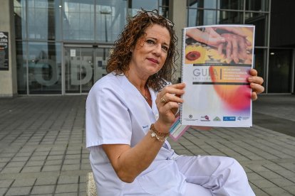 Marta Rodríguez, enfermera, participa en la elaboración de una guía nacional para unificar los cuidados en la esclerosis sistémica