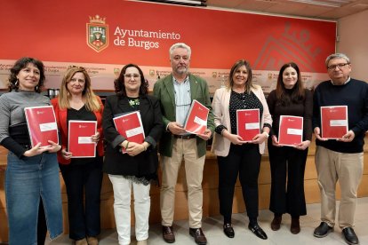 Carlos Niño, en el centro, con los representantes de las entidades que desarrollan el plan municipal que trabaja por prevenir y combatir las adicciones.