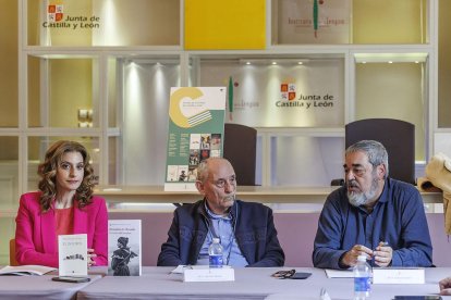 Mar Sancho, Antonio Piedra y Carlos Aganzo, con las dos obras premiadas.