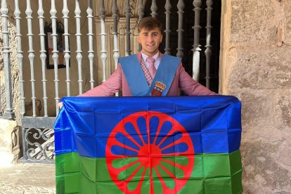 Ángel Jiménez es uno de los arandinos gitanos que ha terminado la Universidad