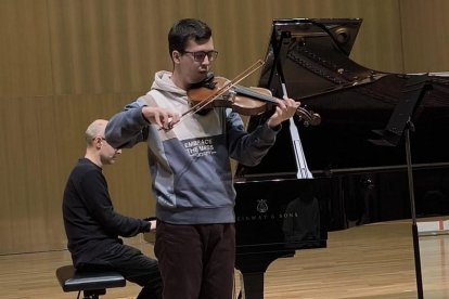 El violín se ha convertido en un aliado indispensable en la vida de Alejandro