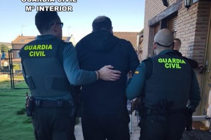 Dos agentes con el hombre hallado entre Arcos y Villagonzalo.
