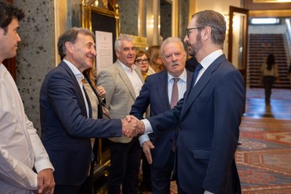 El rector de la Universidad Isabel I saluda en el Senado al popular Javier Maroto.