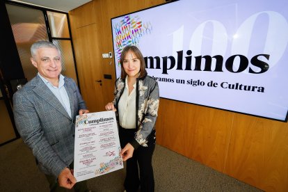 El director general de Fundación Caja de Burgos, Rafael Barbero, y la responsable de Cultura e Innovación Educativa, Beatriz Rodriguez, en la presentación del avance de la programación por el centenario de la entidad.