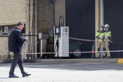 El vicealcalde, Juan Manuel Manso, pasaba parte de la mañana en las cocheras arrasadas por el fuego, estudiando posibles ubicaciones de los buses que lleguen desde Madrid.