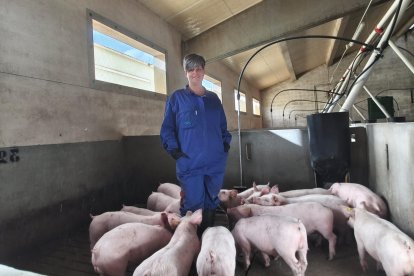 Marta Llorente posa en su granja de 2.000 cerdos