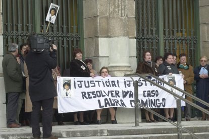 Una de las concentraciones a las puertas del Palacio de Justicia reclamando justicia para Laura Domingo.