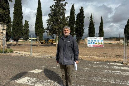 El nuevo presidente de la asociación de vecinos junto a las obras del aparcamiento