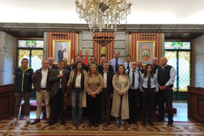 La alcaldesa de Burgos, Cristina Ayala, tras reunirse con conductores de autobuses urbanos de Burgos.