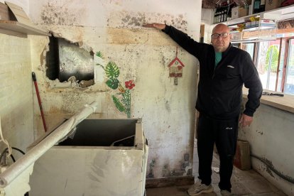 Miguel muestra el nivel hasta donde llegó el agua el 14 de febrero