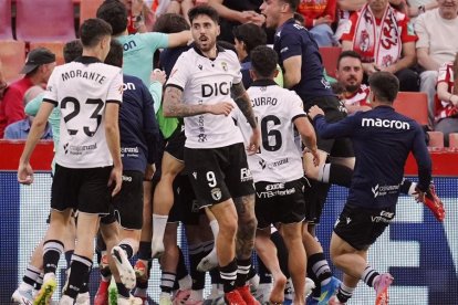 Los jugadores celebran el gol ante el Granada.